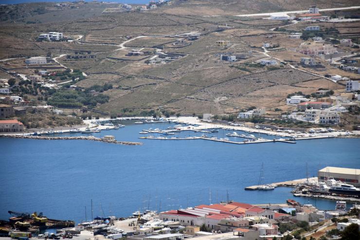 Επικάθιση σκάφους στη μαρίνα της Σύρου 