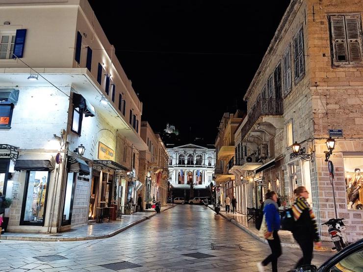  Ενδιάμεσες εκπτώσεις στη σκιά του κύματος ανατιμήσεων 