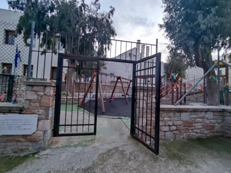 Ο καθαρισμός της παιδικής χαράς αποκάλυψε φθορές 