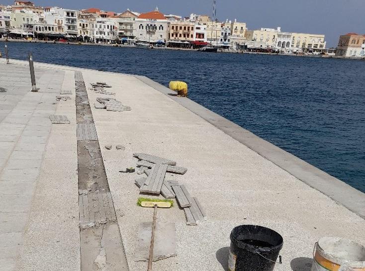 Αντικατάσταση οδηγών όδευσης τυφλών στην Ερμούπολη 