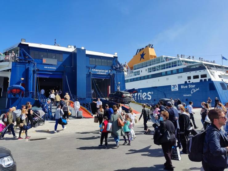 Σύρος: Αναχωρούν 3.500 επισκέπτες από το λιμάνι Ερμούπολης