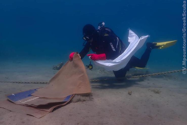Ο ΝΟΣ καθαρίζει εθελοντικά τις λιμενικές εγκαταστάσεις της Σύρου 