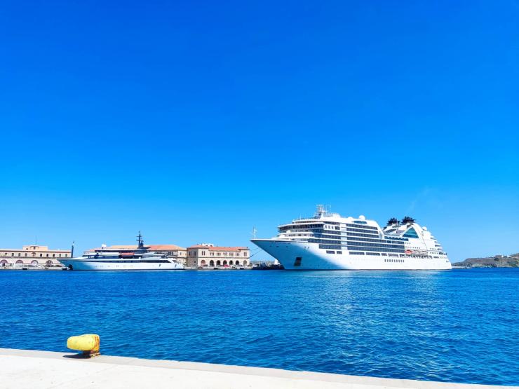 Πληθαίνουν οι προσεγγίσεις στο λιμάνι της Ερμούπολης 