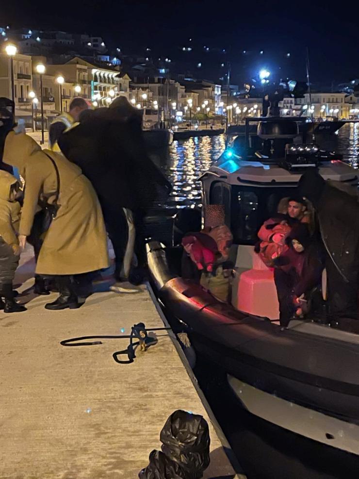 Σάμος: Απεγκλωβισμός ανθρώπων, ανάμεσα στους οποίους και βρέφη - Σύλληψη διακινητή 