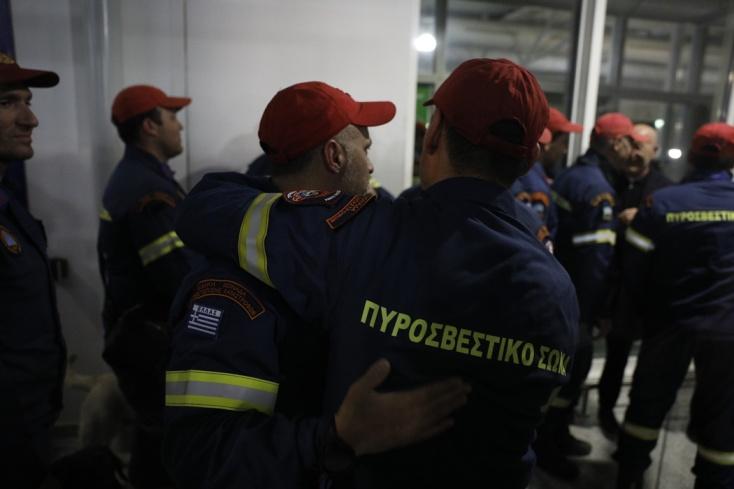 Στην Αθήνα η αποστολή της ΕΜΑΚ: Συγκίνηση για τη συμμετοχή στη διάσωση σεισμόπληκτων
