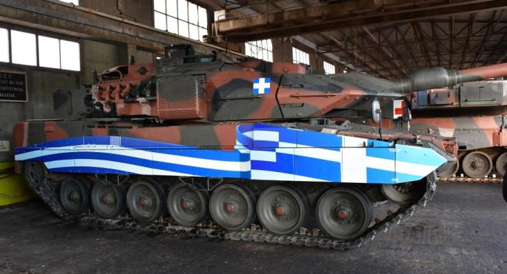 Άρμα μάχης διακοσμημένο με την ελληνική σημαία στην παρέλαση της 25ης Μαρτίου
