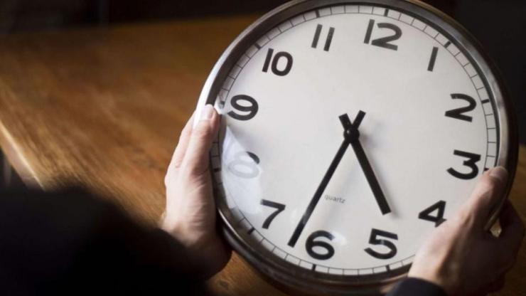 2023: Πότε γυρίζουμε τα ρολόγια μία ώρα μπροστά