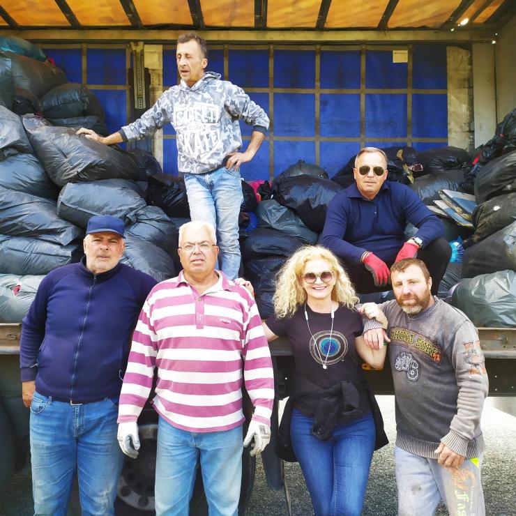 Στήριξη στην κοινωνία μέσω της ανακύκλωσης ρούχων 