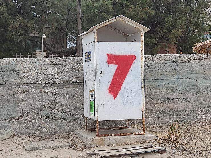 Καμπίνες λουομένων παραδομένες στη φθορά 
