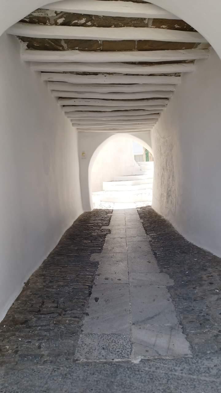 Άσπρισμα και συντηρήσεις στην Καμάρα της Άνω Σύρου 