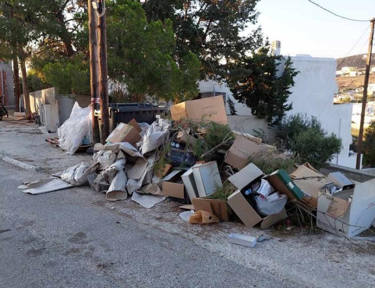 Σύρος: Αιρετός πέταξε “βουνά” ανακύκλωσης στον δρόμο