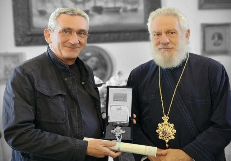 Το μετάλλιο για τα 200 χρόνια από την εύρεση της Ιερής Εικόνας της Παναγίας στην Τήνο στον Γ. Χατζημάρκο