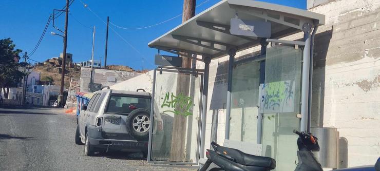 Φθορές στη νέα στάση των mini bus στην Ανάσταση 