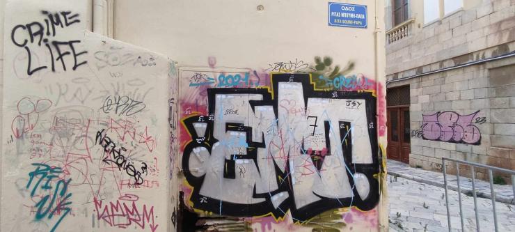 Ανελέητες επιθέσεις στα ιστορικά κτήρια της Ερμούπολης 