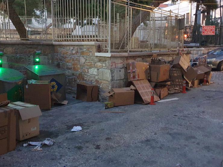 Στους πέντε ανέμους… “βουνό” από χαρτοκιβώτια  