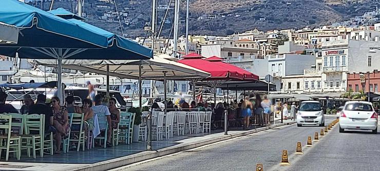 Χωρίς αυξήσεις τα τέλη για τα τραπεζοκαθίσματα