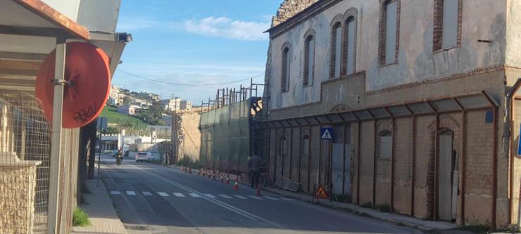 Νέες καθαιρέσεις λόγω επικίνδυνης κλίσης τοίχου 