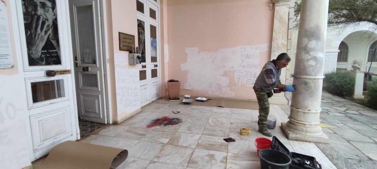 Σύρος: Τρεις προσαγωγές ανηλίκων για βανδαλισμό στη Δημοτική Βιβλιοθήκη 