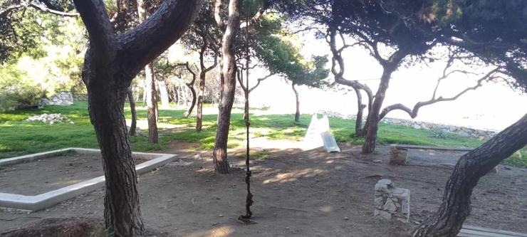 Εκκρεμότητες και επικινδυνότητα στο μικρό άλσος  