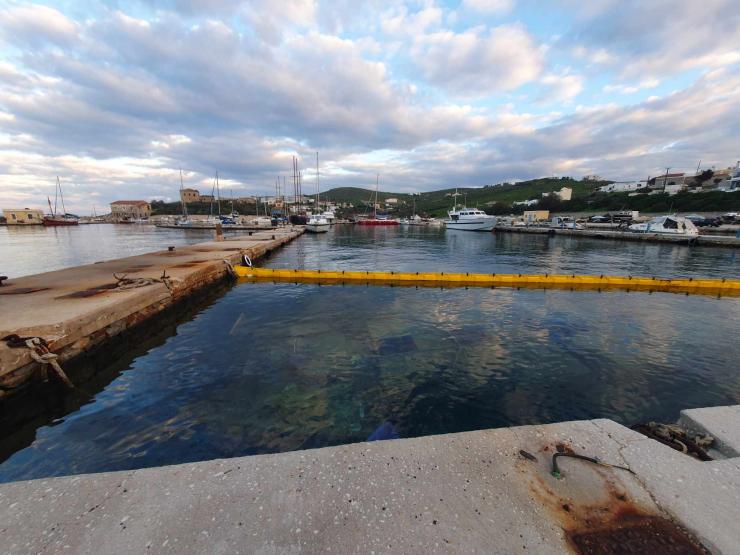 Απαιτείται άμεση ανέλκυση σκάφους 15 μέτρων 