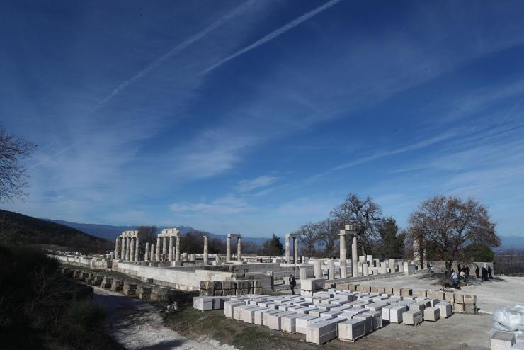 Αιγές: Εντυπωσιάζει το αναστηλωμένο ανάκτορο που στέφθηκε βασιλιάς ο Μέγας Αλέξανδρος