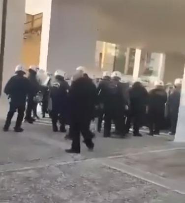 Κομοτηνή: ΜΑΤ μπήκαν στη Νομική του ΔΠΘ 