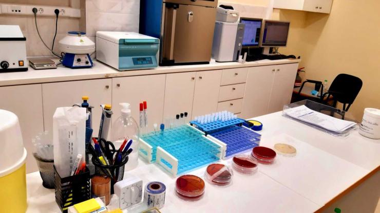 Σύρος: Δήλωση ιατρών βιοπαθολόγων για τα μικροβιολογικά εργαστήρια