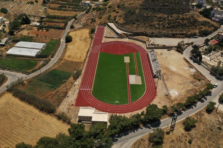 Οι αθλητές του στίβου στη Σύρο απέκτησαν ένα στάδιο “στολίδι” 