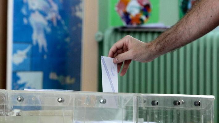 ΔιαΝΕΟσις: Οι Έλληνες κλίνουν ιδεολογικά στην αριστερά και ψηφίζουν… δεξιά