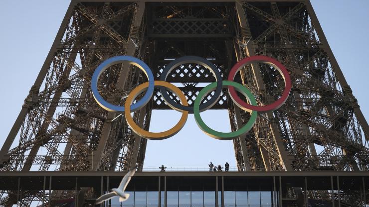Παρίσι 2024: Οι ολυμπιακοί κύκλοι κοσμούν τον Πύργο του Αϊφελ