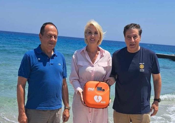 Σύρος: Με πρωτοβουλία της Κ. Μονογυιού η δωρεά απινιδωτή στην Κοινότητα Μάννα