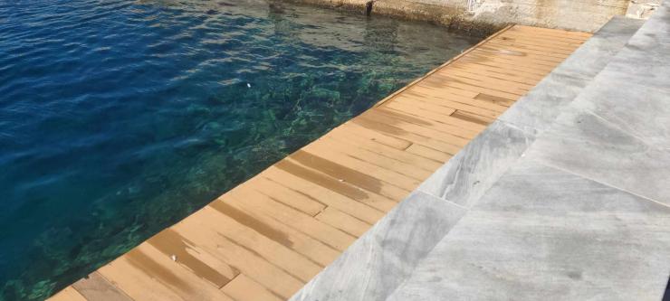  Αποκαταστάθηκε το ξύλινο δάπεδο στο Νησάκι 