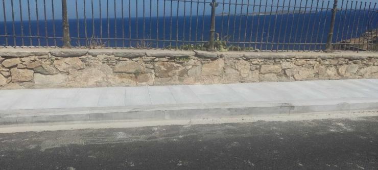 Αποκαταστάσεις στα πεζοδρόμια του Βούρλη 