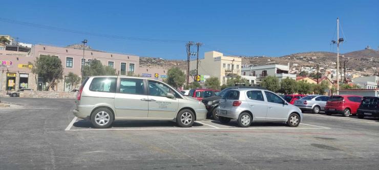 Διαγραμμίσεις στο parking στο Καρνάγιο 