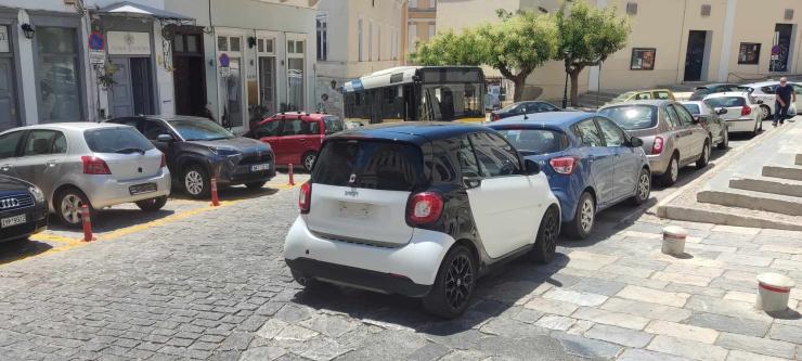 Παράνομη στάθμευση “παγώνει” την κυκλοφορία 