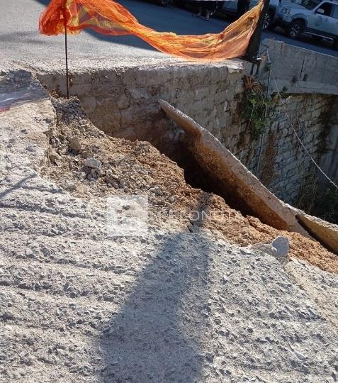 Πήλιο: Εγκλωβίστηκαν οχήματα στο πάρκινγκ στις Μηλιές μετά την κατάρρευση τμήματος δρόμου