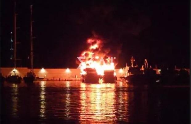 Μαρίνα Ζέας: Τρία γιοτ τυλίχτηκαν στις φλόγες 