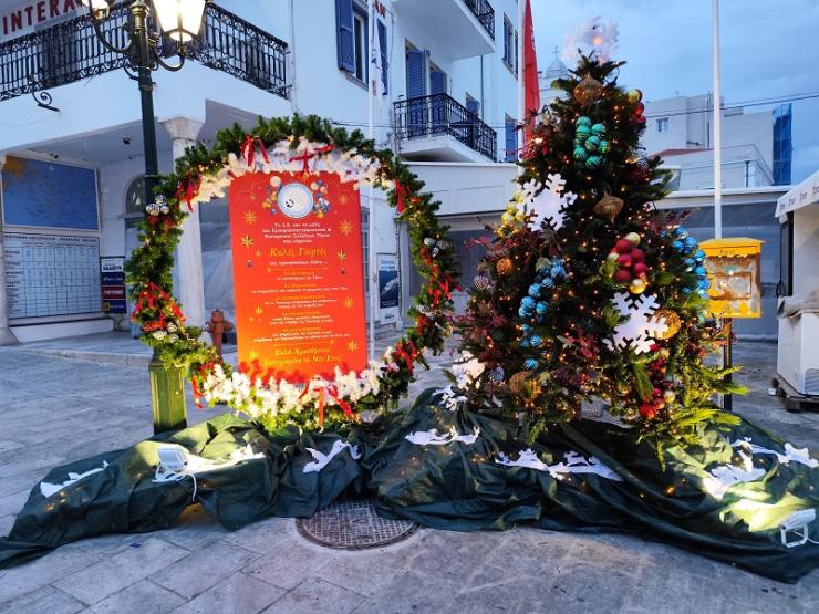 Τήνος: Ο Εμποροεπαγγελματικός Σύλλογος στόλισε την πλατεία Παντανάσσης