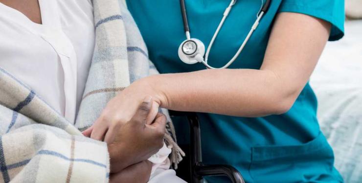 Υπ. Υγείας - πρόγραμμα "Οίκοθεν": Χορήγηση θεραπειών και νοσηλεία στο σπίτι