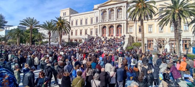 Και η Σύρος ζητά δικαιοσύνη για τα θύματα των Τεμπών