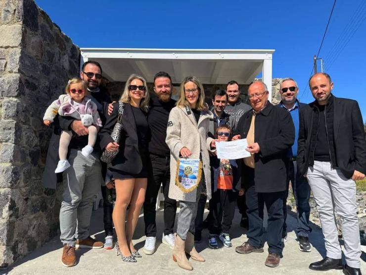 Ροταριανός Όμιλος Σαντορίνης - Οίας: Προσέφερε τρεις σύγχρονες στάσεις λεωφορείων στον Δήμο