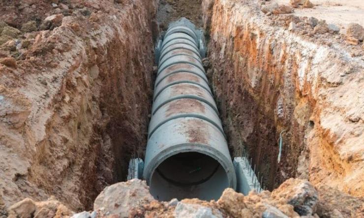 Με αντανακλαστικά για το Πάσχα ο καθαρισμός του αγωγού λυμάτων 