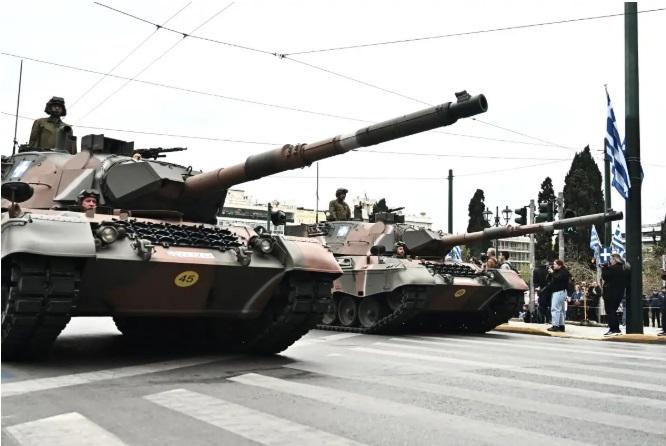 Εντυπωσιακή η μεγάλη στρατιωτική παρέλαση στην Αθήνα