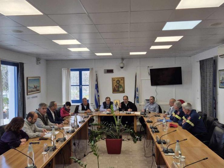 Σύσκεψη εργασίας στο δημαρχείο Πάρου υπό τον υφυπουργό Κλιματικής Κρίσης 