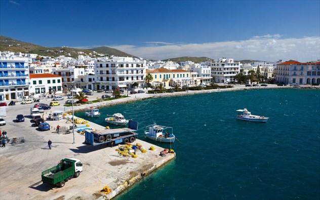 Λιμάνι Τήνου: Ήπια πρόσκρουση φορτηγού πλοίου στην προβλήτα