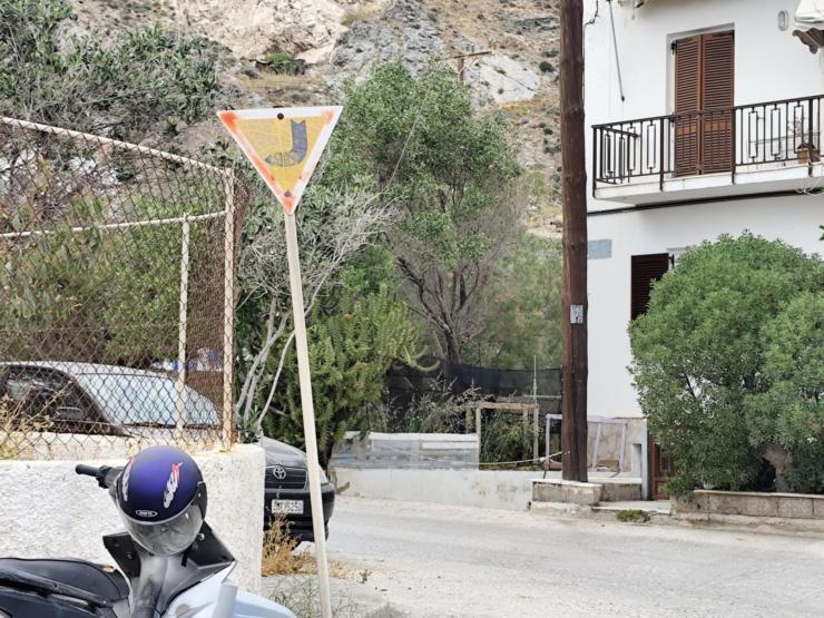 Σε κάκιστη κατάσταση καθρέπτες και πινακίδες του ΚΟΚ