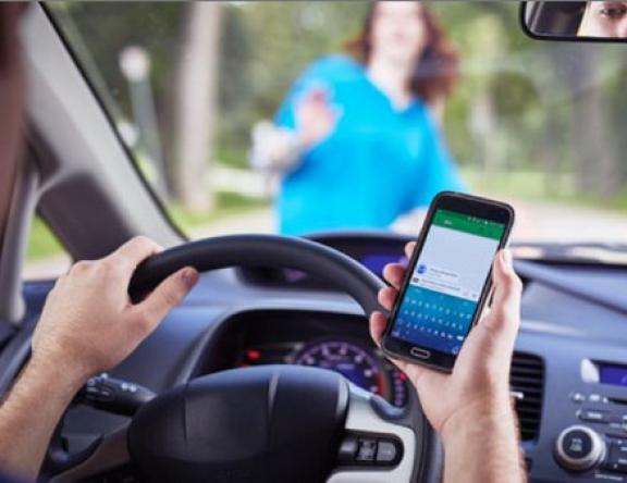 Νέος ΚΟΚ: Αφαίρεση διπλώματος έως και 8 χρόνια για οδήγηση με κινητό στο χέρι