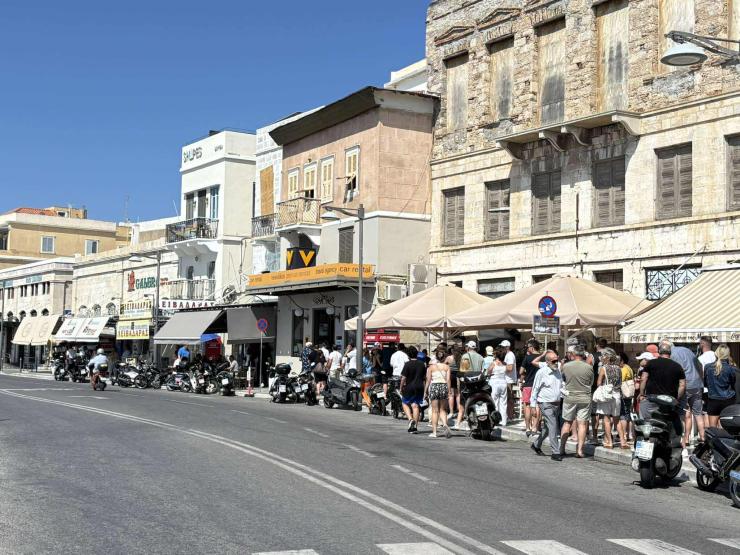 Σύρος: Το αδιαχώρητο στα πρακτορεία της πόλης λόγω απαγορευτικού 