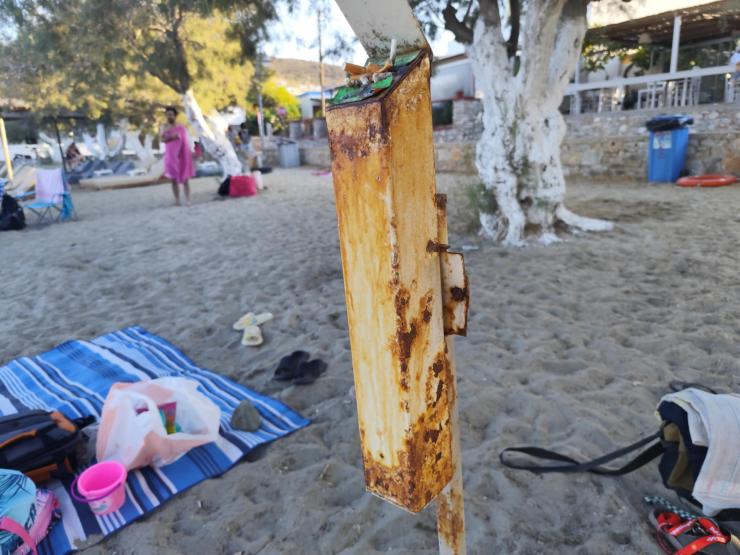 Οπτική ρύπανση και “οσμή” αδιαφορίας στην παραλία Αζολίμνου 