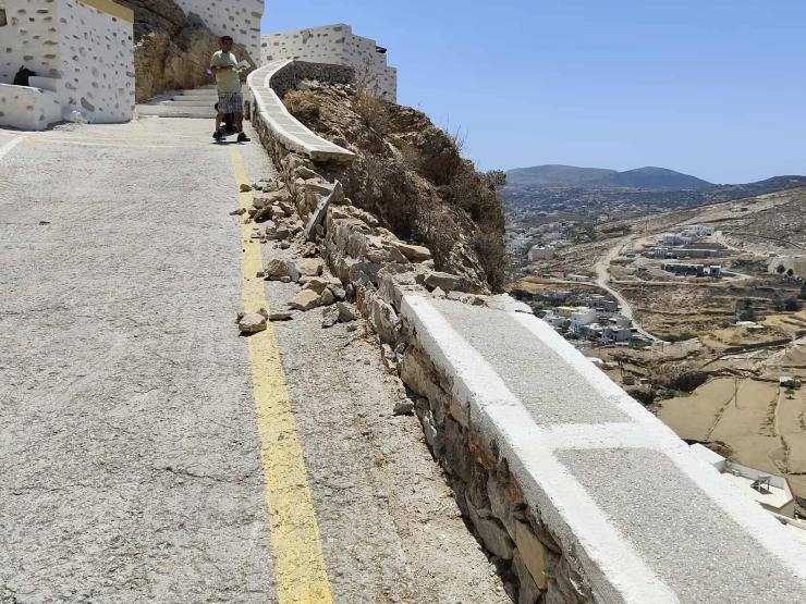 Άνω Σύρος: Υποχώρησε τοιχίο μετά από πρόσκρουση αυτοκινήτου - Άμεση απομάκρυνση των οχημάτων